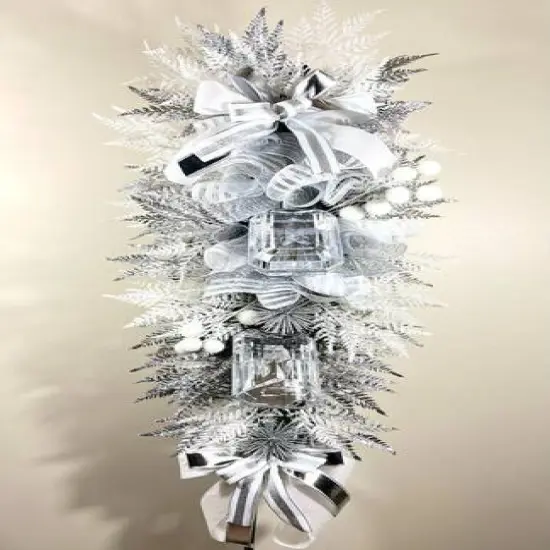 3.5ft. Canadian Pine Teardrop Swag {9}