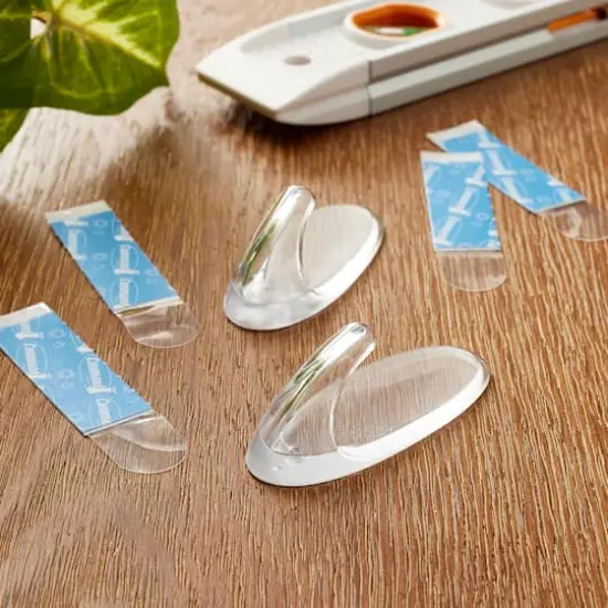 Command&trade; Medium Clear Hooks, 2ct. {3}