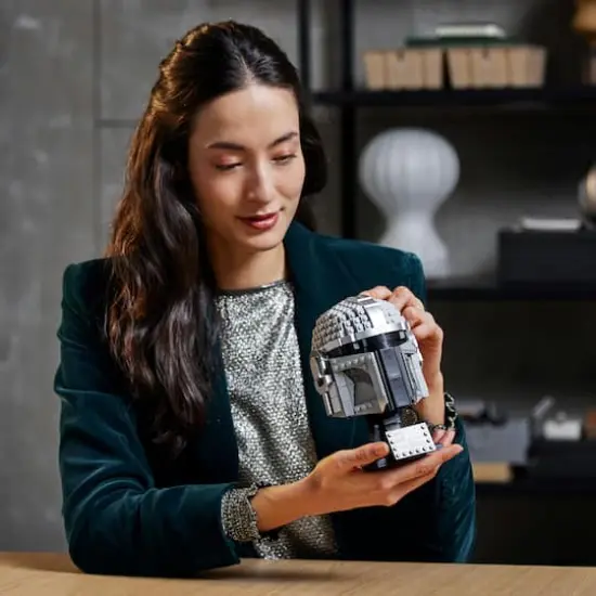 LEGO&reg; Star Wars&trade; The Mandalorian&trade; Helmet 75328 Building Kit (584 Pieces) {8}