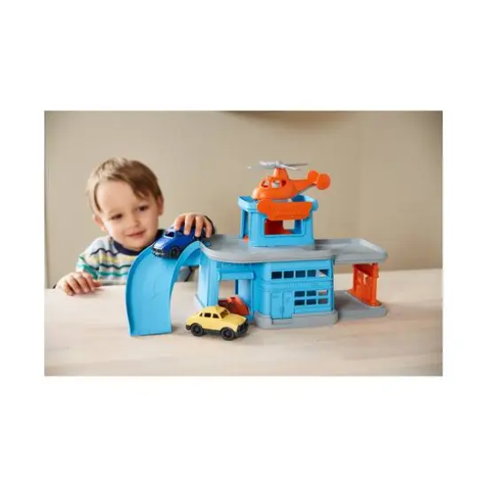 Parking Garage with 3 Vehicles {10}