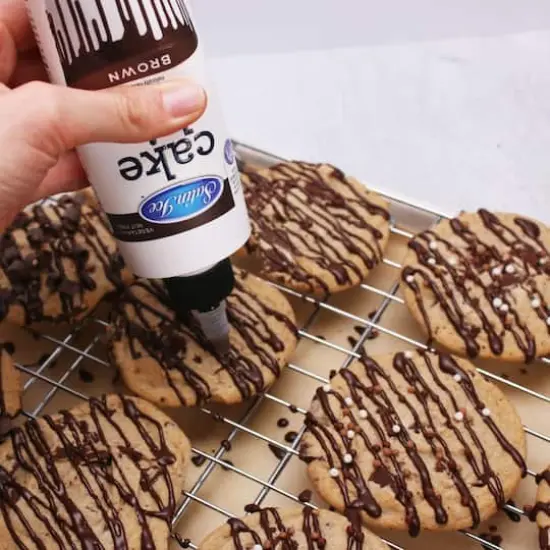 Satin Ice&reg; White Chocolate Cake Drip Brown {7}