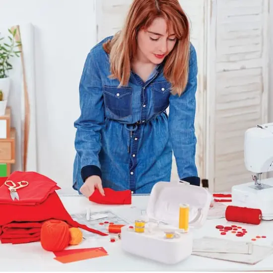 SINGER&reg; Bobbin Winder with Plug {3}