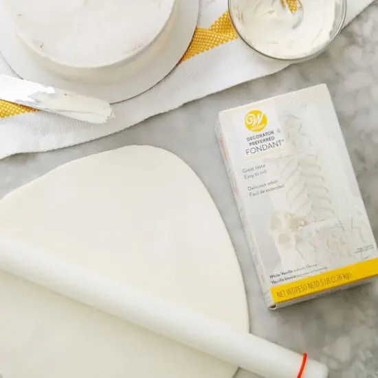 Wilton&reg; Decorator Preferred&trade; 5lb. White Vanilla Fondant {4}