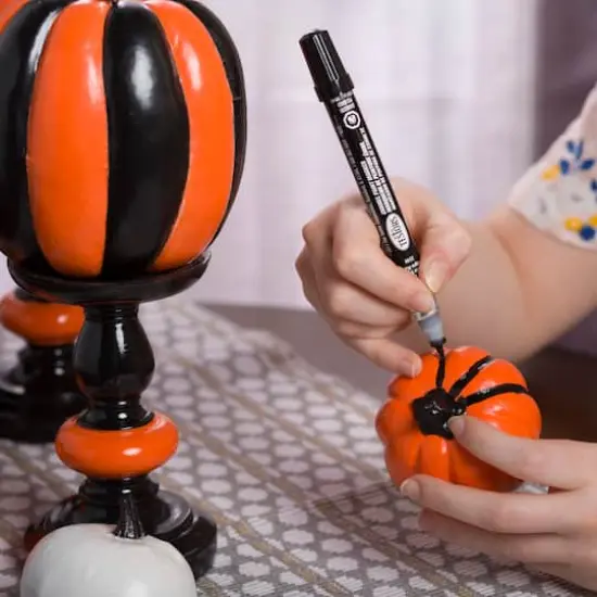 Testors&reg; Glossy Chisel Tip Enamel Marker White {5}