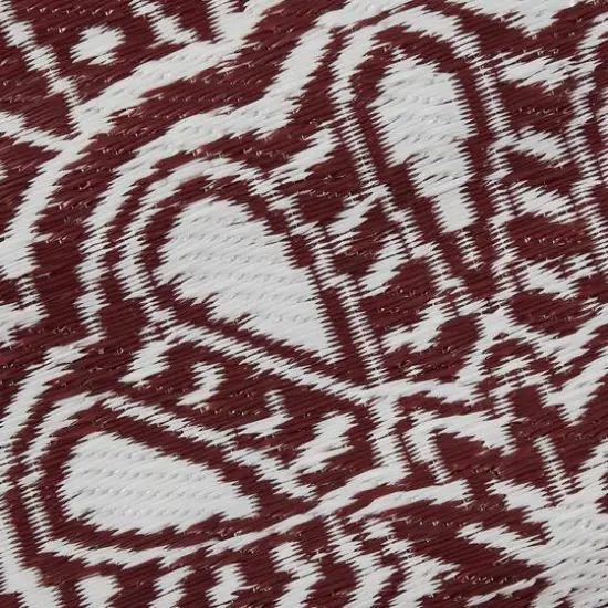 DII&reg; Round Sunflower Outdoor Rug, 5ft. Blackberry {6}