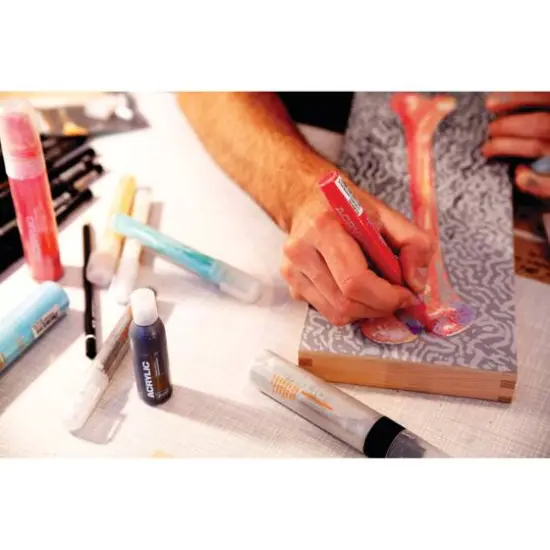 Montana Fine Acrylic Marker Shock Red {4}