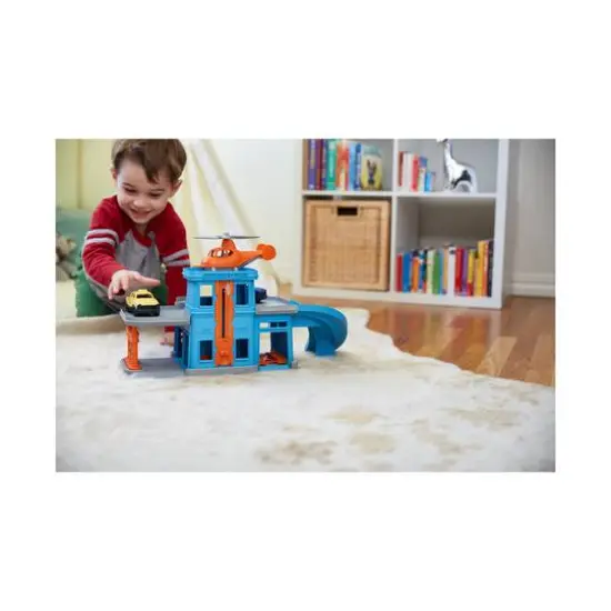 Parking Garage with 3 Vehicles {11}