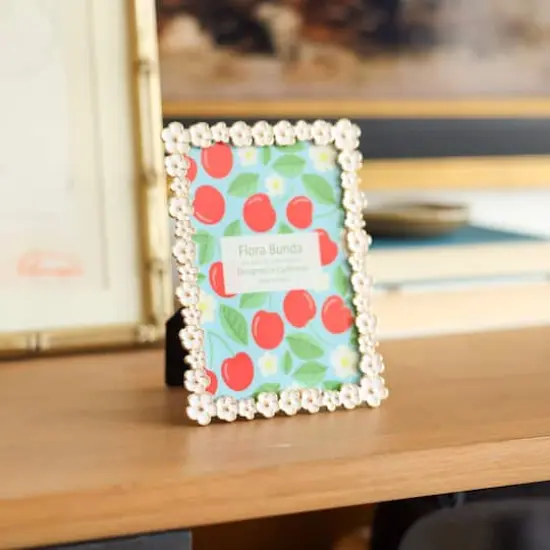 Flora Bunda 4" x 6" All Around Daisy Edge Zinc Alloy Picture Frame {6}