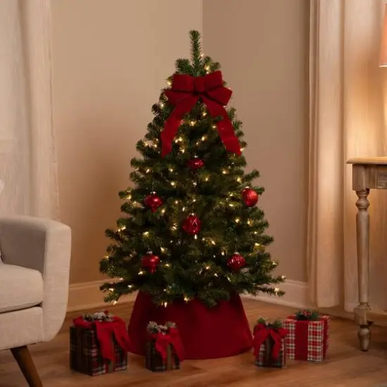 4.5ft. Pre-Lit Pendleton Spruce Full Artificial Christmas Tree, Clear Lights {4}