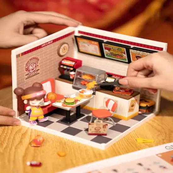 Rolife&reg; Super Creator Yum Yum Burgers DIY Miniature Kit {4}