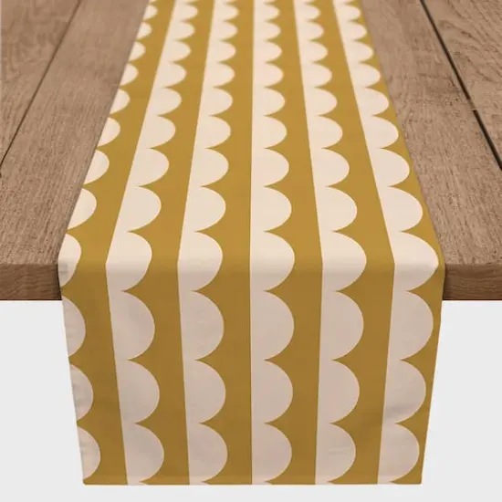 Scalloped Circle Indoor/Outdoor Table Runner {3}