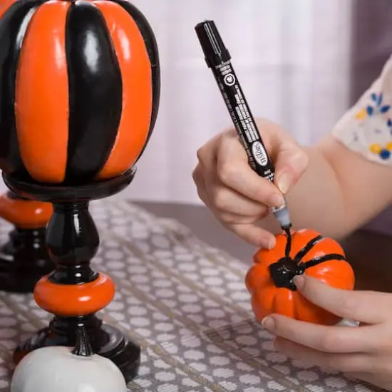 Testors&reg; Glossy Chisel Tip Enamel Marker Yellow {5}