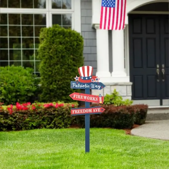 Glitzhome&reg; 36" Directional Patriotic Top Hat Stake {3}