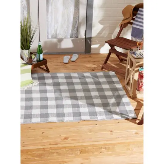 DII&reg; Buffalo Check Outdoor Rug, 4ft. x 6ft. Gray/White {6}