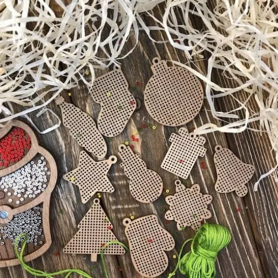 Wonderland Crafts 20 Piece Holiday Wooden Embroidery Blanks {4}