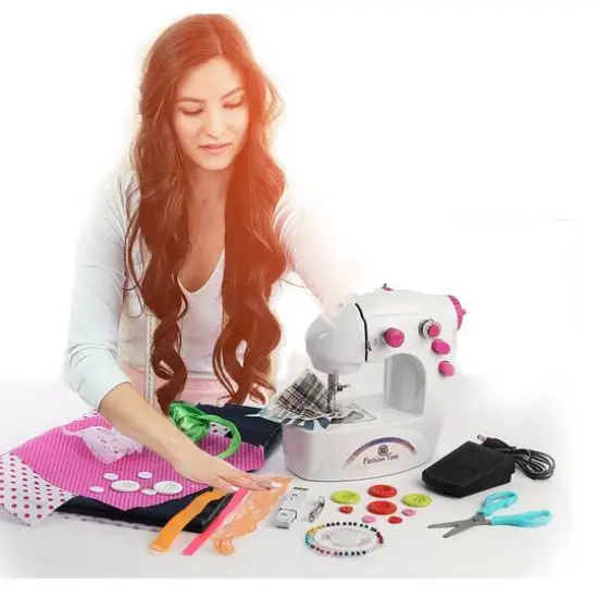 Amav Toys The Little Seamstress Sewing Machine {7}
