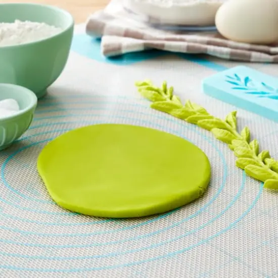 Satin Ice&trade; Vanilla Fondant, 2lb. Green {4}