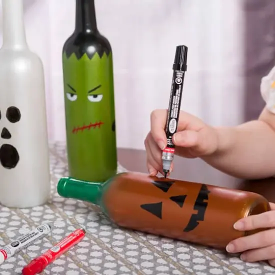 Testors&reg; Glossy Chisel Tip Enamel Marker Black {6}