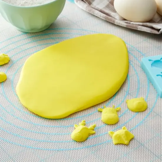 Satin Ice&trade; Professional's Choice Fondant, 2lb. Yellow {4}