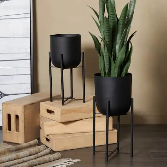 CosmoLiving by Cosmopolitan Black Metal Planter with Removable Stand Set, 22" & 20" {8}