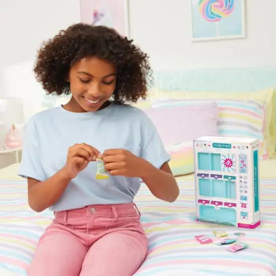 Make It Real&trade; Snackers Bracelet Kit Vending Machine {3}