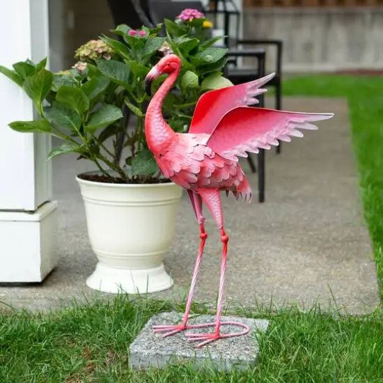 2.3ft. Flying Flamingo Garden D&eacute;cor {3}