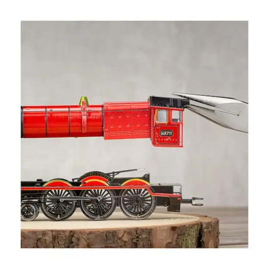 Metal Earth 3D Metal Model Kit - Harry Potter Hogwarts Express with Track {6}