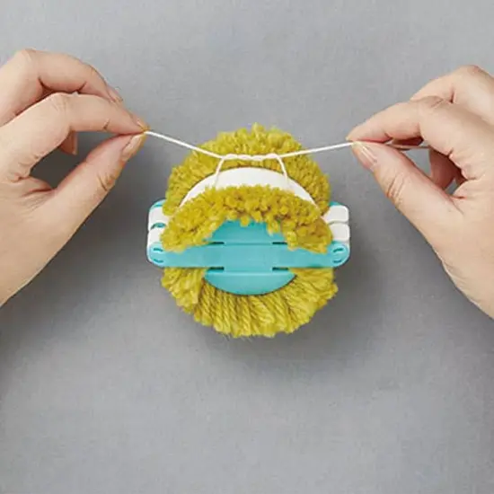 Clover Pom Pom Maker Set {6}