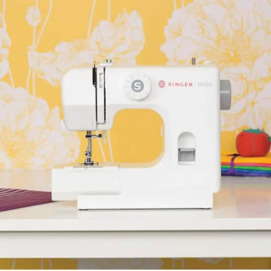 SINGER&reg; M1000 Mending Machine {3}