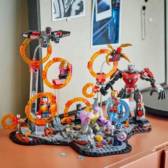 LEGO&reg; Marvel Avengers: Endgame Final Battle Buildable Set 76323 {8}