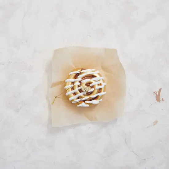 Hello Honey&reg; 2.25" White & Gold Glass Cinnamon Roll Ornament with Glitter {3}