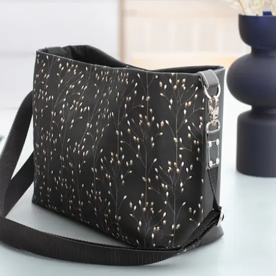 G&uuml;termann 325yd. Upholstery Thread 000 Black {4}