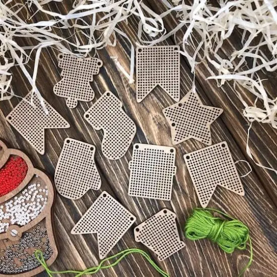 Wonderland Crafts 20 Piece Christmas Wooden Embroidery Blanks {4}